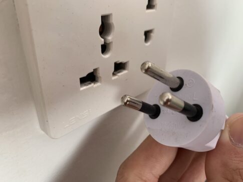 カンボジアのコンセントプラグ