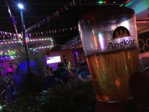 カンボジアのビールタワー