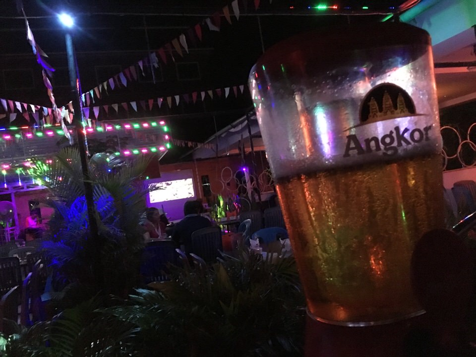 カンボジアのビールタワー