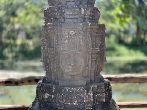 シェムリアップの街にあるバイヨンのレプリカ