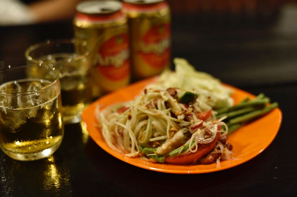 食堂で飲むアンコールビール