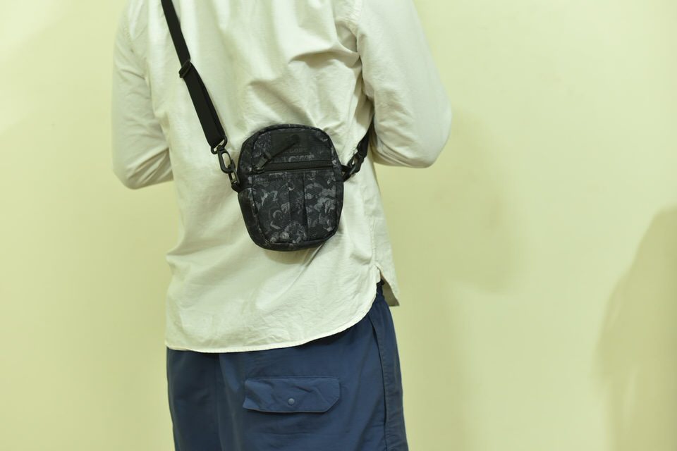 肩掛けしたグレゴリーのシングルポケットS