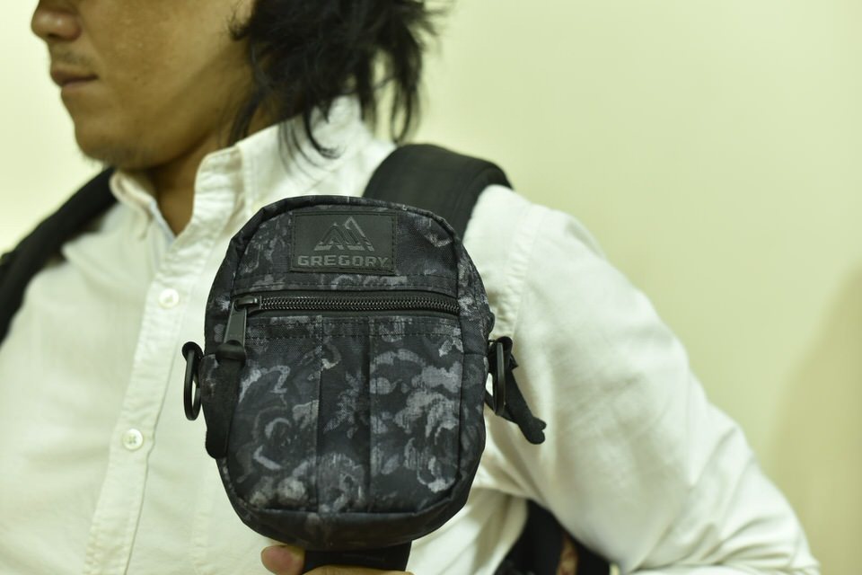 ショルダーベルトに通したグレゴリーのシングルポケットS