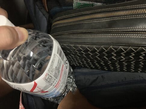 2Lの水を持ち歩く様子