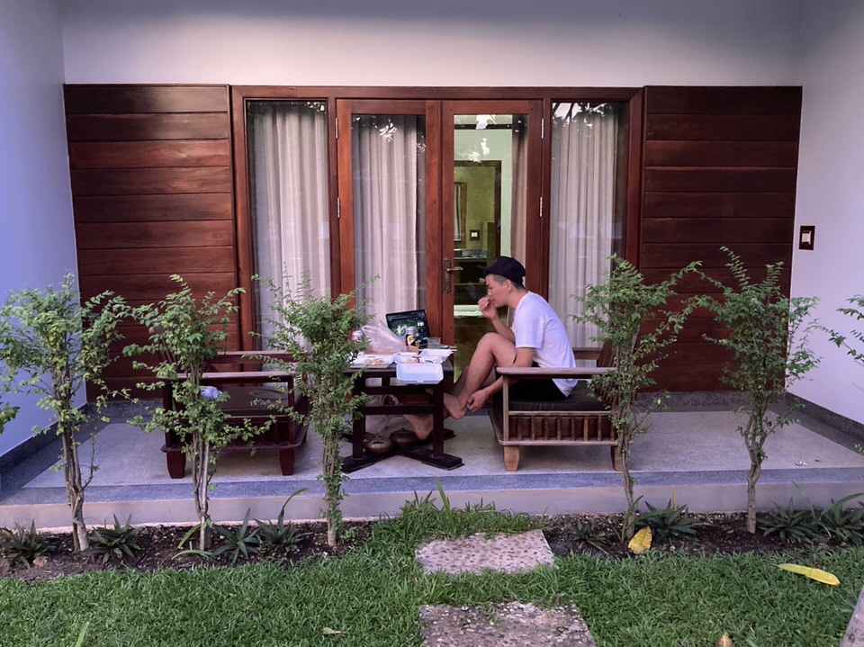 バルコニーでオンラインミーティング