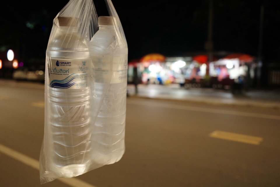 ペットボトルの水