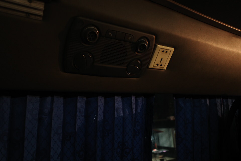 バス車内の送風機とコンセント