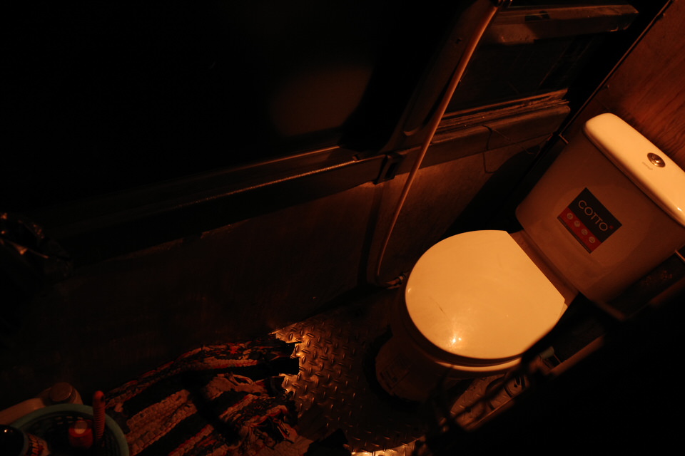 Giant Ibisバス車内のトイレ