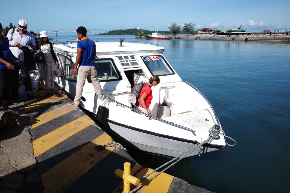ロン島行きのフェリーへ乗船する様子