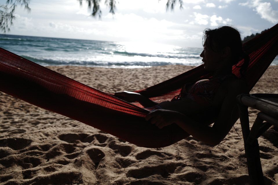 ビーチでくつろぐ彼女