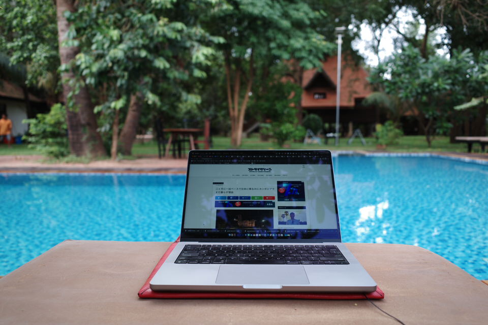 プールサイドでノマドワーク