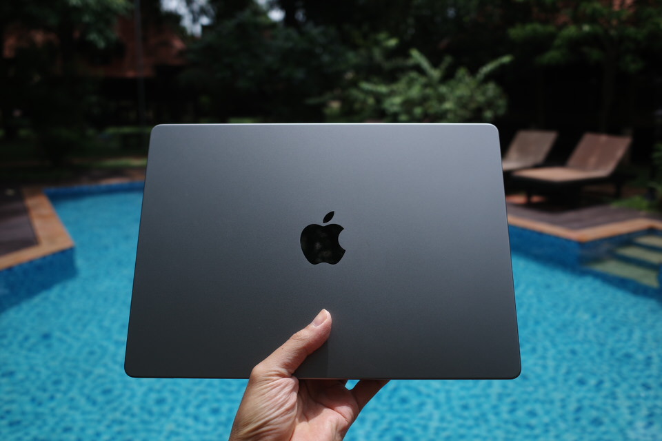14インチのMacBook Proとプールサイド