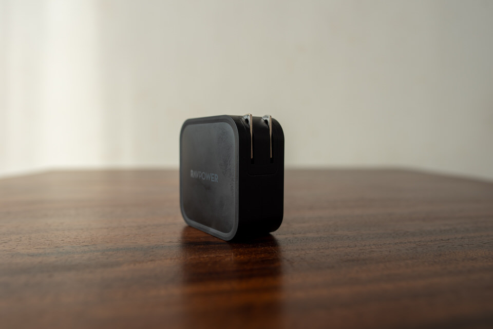 プラグを折りたたんだRAV Power RP-PC128