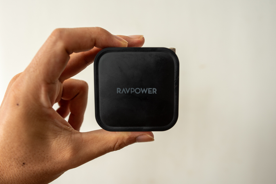 RAV Power RP-PC128を手で持った感じ