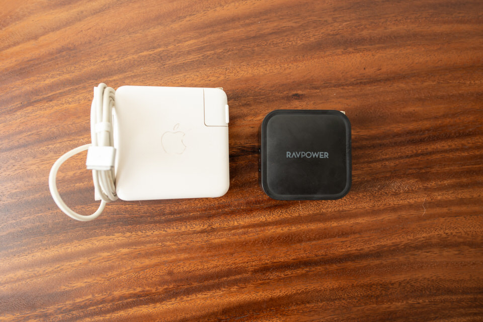 15インチのMacBook ProのMagSafeと比較した様子