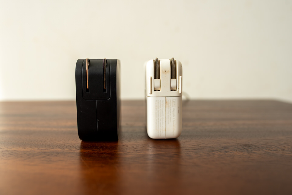 MagSafe2と厚さの比較をしたRAV Power RP-PC128