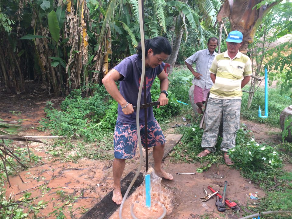 カンボジア泥土を掘る北川勇介