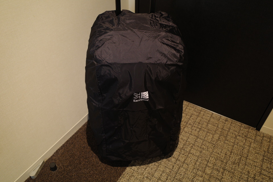 karrimorのAirport Pro70のレインカバーを装着した様子
