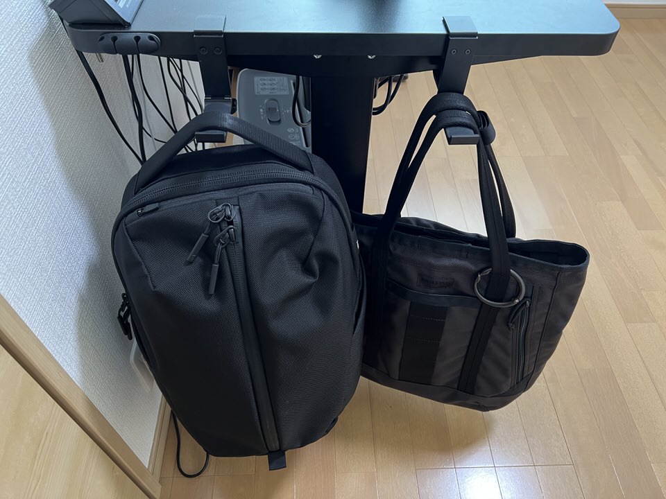 Odowalkerの折り畳み式テーブルフックに吊るしたカバン