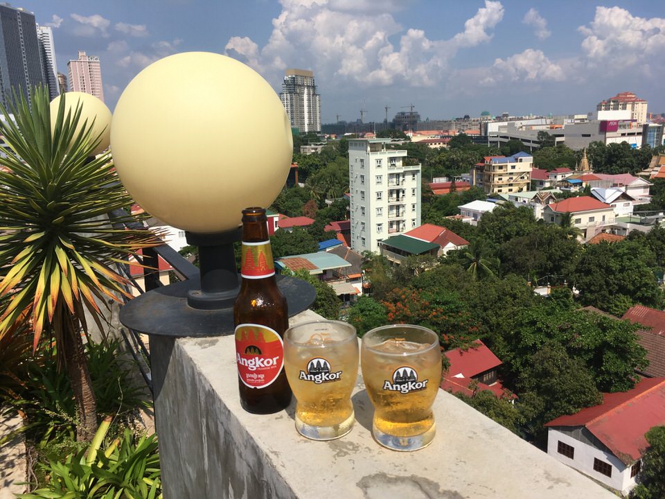 ホテルの屋上で飲むビール