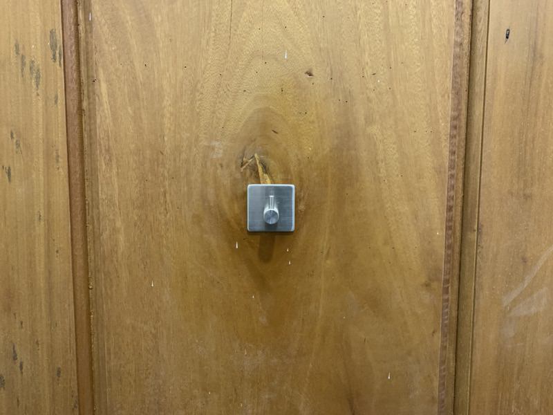 トイレの壁に取り付けたステンレスフック