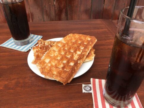 自宅でワッフルを食べる様子