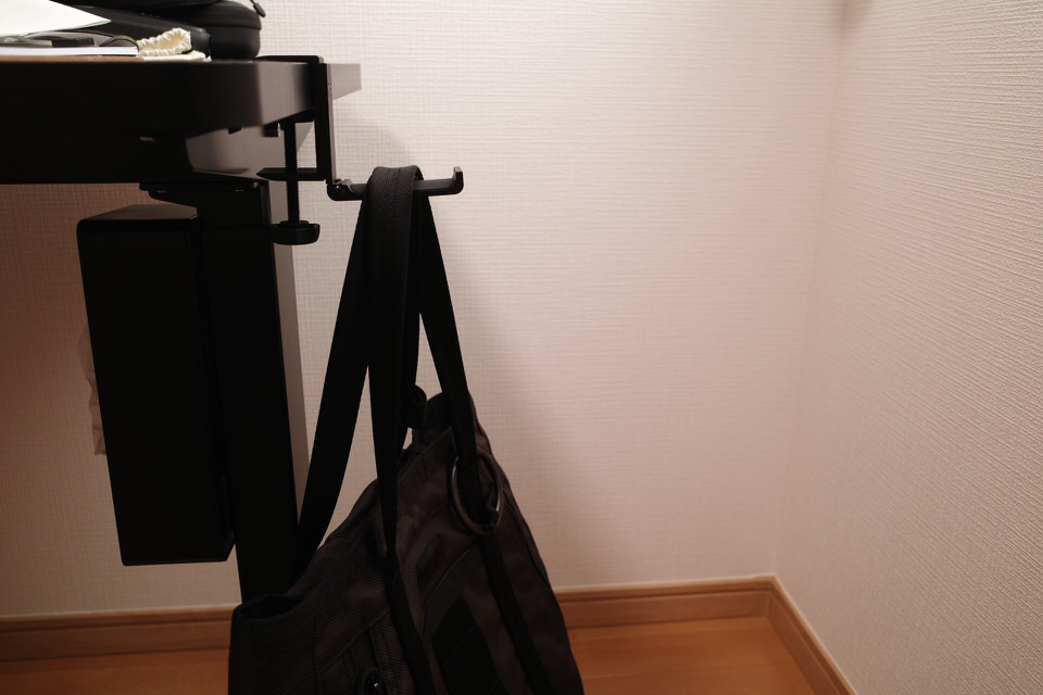 Odowalkerの折り畳み式テーブルフックにカバンを引っ掛けている様子