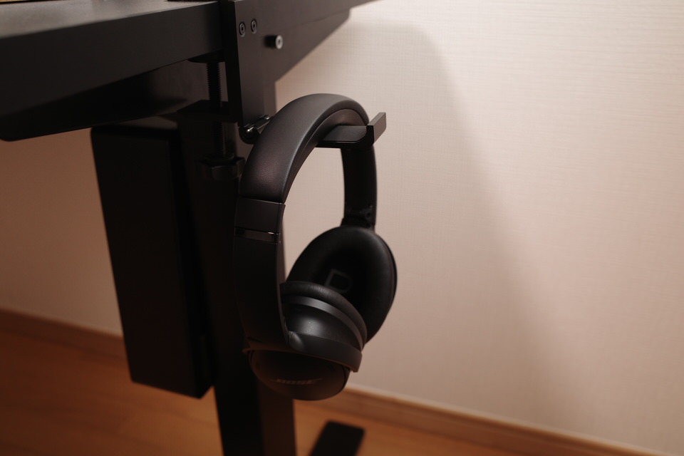 Odowalkerの折り畳み式テーブルフックに吊るしたヘッドフォン