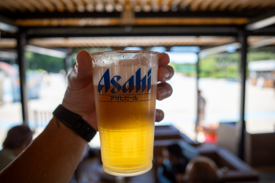 昼からプールで飲むビール
