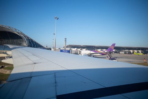 機内から見えるスワンナプーム国際空港