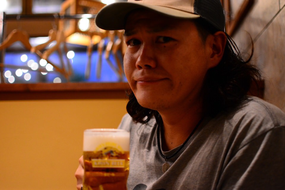 居酒屋で飲む人