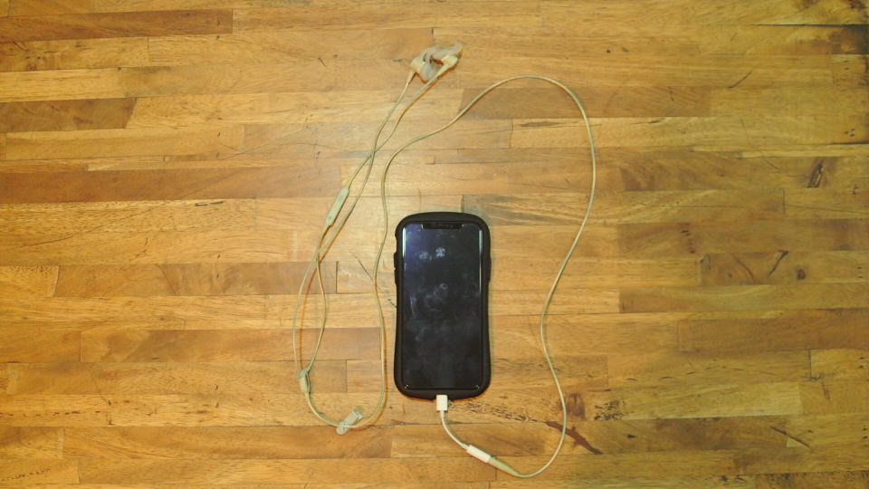 iPhoneに接続した有線イヤホン