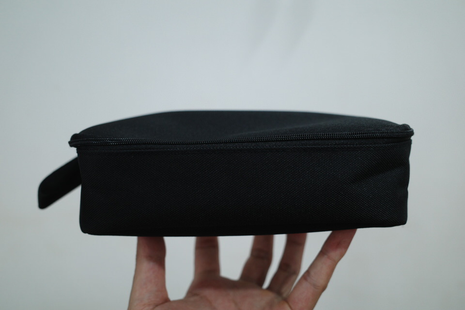 サンワダイレクトの収納ポーチ「200-BAGIN006BK」を手で持った感じ