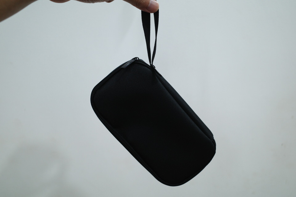 サンワダイレクトの収納ポーチ「200-BAGIN006BK」のストラップ