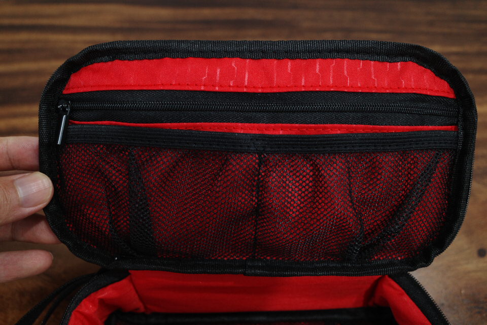 サンワダイレクトの収納ポーチ「200-BAGIN006BK」の裏蓋