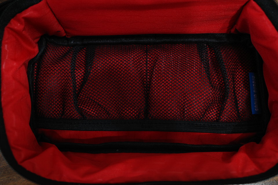 サンワダイレクトの収納ポーチ「200-BAGIN006BK」の底部