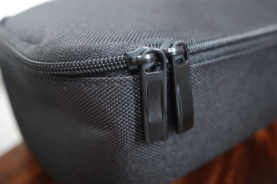 サンワダイレクトの収納ポーチ「200-BAGIN006BK」のファスナー